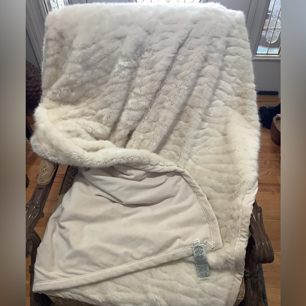 POTTERY BARN Off White Reversible 50 x 60 Ruched Faux Fur Velvet Luxury Throw.